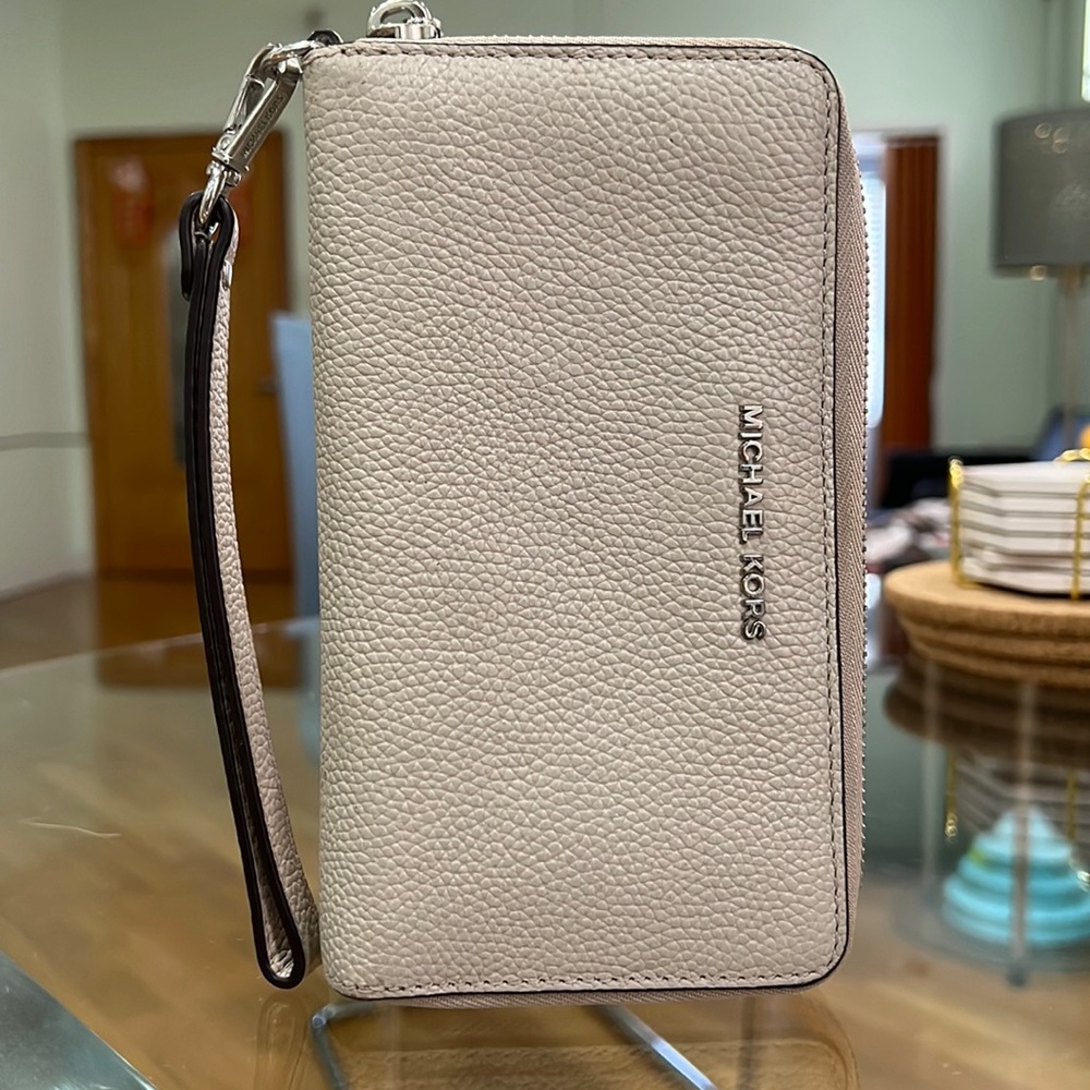 LIKE NEW Michael Kors Wallet with Wristlet